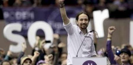 El líder de Podemos, Pablo Iglesias, aclamado durante su discurso en el pabellón de la Vall d'Hebrón en Barcelona