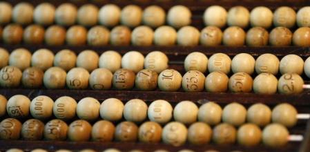 Comprobar Lotería Navidad 2014 | Detalle de las tablas con las bolas insertadas en los alambres del sorteo