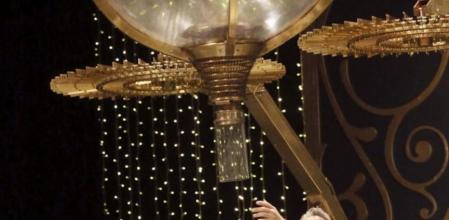 Un trabajador procede a la cuelga de los números que participaran mañana, 22 de Diciembre, en el sorteo extraordinario de Navidad, que tendrá lugar en el Teatro Real