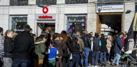 Colas en una administración de loterías en la madrileña Plaza del Sol en el último día de venta de décimos para el sorteo Extraordinario de Navidad