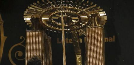 Un grupo de trabajadores proceden a colgar los números que participaran mañana, 22 de Diciembre, en el sorteo extraordinario de Navidad que se celebrará en el Teatro Real.Una vez terminada la operación de cualga y exposición se procedera al cierre del salón donde se celebrará el sorteo