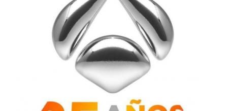 Antena 3 inició sus emisiones hace 25 años, y para celebrarlo llenará la parrilla de programas especiales y de un logo conmemorativo para la ocasión