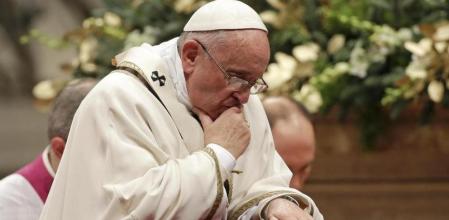 El papa Francisco durante la celebración de la Misa del Gallo en la Basílica de San Pedro del Vaticano