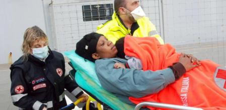 Kate, la mujer nigeriana que dio a luz a un niño en el 'Etna' en las costas de Italia