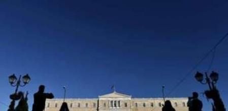 Varias personas caminan frente al Parlamento griego