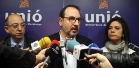 El secretario general de Unió, Ramon Espadaler, acompanyado de Joan Cañada y Montse Surroca, durante el encuentro con los medios en Girona.