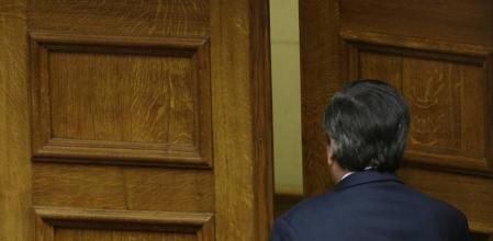 Samarás, de espaldas, sale del Parlamento griego tras el rechazo a Dimas.