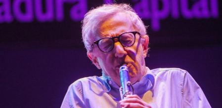 El director de cine estadounidense, Woody Allen, acompañado por su banda, la New Orleans Jazz Band, durante el concierto que ofreció en en Badajoz