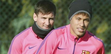 Los jugadores del Barcelona Lionel Messi,iz., y Neymar,d, durante el entrenamiento realizado esta mañana en la Ciudad Deportiva Joan Gamper, de cara al partido de la 17º jornada de la Liga BBVA que disputarán mañana contra la Real Sociedad en Anoeta