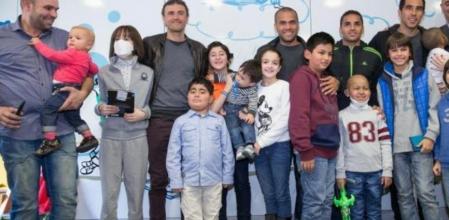 Luis Enrique, Dani Alves, Douglas y Claudio Bravo, durante su visita a un hospital