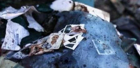 Fotografías de carnet esparcidas por el suelo en la academia de policía donde ha habido un ataque suicida en Saná, Yemen