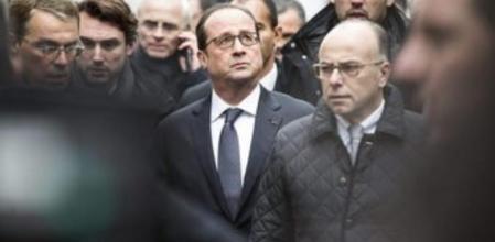 El presidente galo, François Hollande (c), y el ministro de Interior, Bernard Cazeneuve (dcha), llegan a las oficinas del semanario satírico francés 