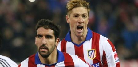 El delantero del Atlético de Madrid Fernando Torres (d) celebra el tanto que acaba de marcar su compañero, el centrocampista Raúl García (i), de penalti, el primero frente al Real Madrid, durante el partido de ida de los octavos de final de la Copa del Rey que se juega esta noche en el estadio Vicente Calderón, en Madrid