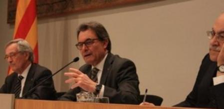 Trias, Mas y Mas-Colell, durante el acto de firma para que el Ayuntamiento de Barcelona se adhiera a Tributs de Catalunya