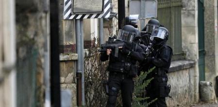 Las fuerzas especiales francesas se adentran en la localidad de Longpont, en el noreste de París, donde se cree que pueden estar los presuntos autores del atentado contra 'Charlie Hebdo'.