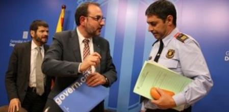 El director de los Mossos, Albert Batlle, el conseller de Interior, Ramon Espadaler, y el comisario jefe, Josep Lluís Trapero, en el Departament de Interior