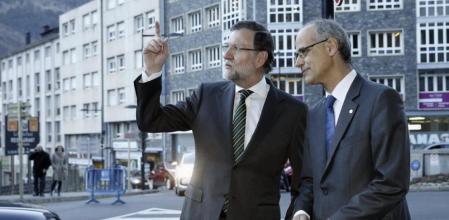 El jefe del Gobierno de Andorra, Antoni Martí, recibe al presidente del Gobierno español, Mariano Rajoy, a su llegada a una entrevista antes de firmar varios acuerdos