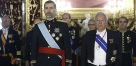 El Rey Felipe VI y el ministro español de Asuntos Exteriores, José Manuel García-Margallo, guardan un minuto de silencio al mediodía en memoria de las víctimas de la masacre ayer en el semanario satírico 'Charlie Hebdo'.