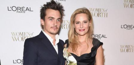 Rupert Friend y Aimee Mullins, en una gala reciente
