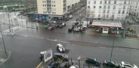 Imagen tomada por un testigo de la operación policial que se desarrolla en los alrededores del supermercado kosher Hyper Cacher, en París