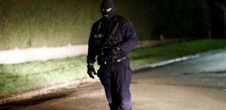 Policías realizan controles a vehículos durante la cacería humana a los sospechosos de realizar el ataque a la sede de la revista satírica Charlie Hebdo este 7 de enero, en longpont cerca de Villiers Cotterets al noreste de París