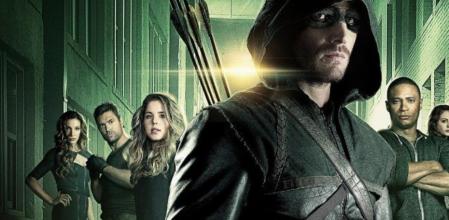 Stephen Amell y el resto del reparto de 'Arrow' en una fotografía de la tercera temporada.