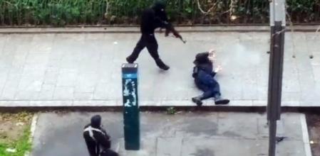 Momento en el que uno de los hermanos Kouachi remata al agente de policía.