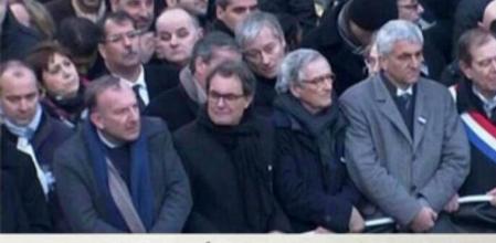 El rótulo de TV3 que incluye a Mas como 'líder mundial' en la manifestación de ayer en París ha sido objeto de críticas en las redes sociales