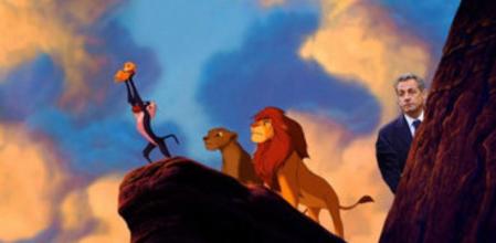 Parodia de la fotografía de Sarkozy en la marcha de París en la que el expresidente francés sale en la película 'El rey León'