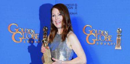 La actriz estadounidense Julianne Moore posa con su Globo de Oro a mejor actriz dramática