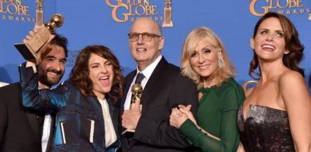La creadora de 'Transparent', Jill Soloway, y el actor Jeffrey Tambor celebran sus premios con el resto del reparto