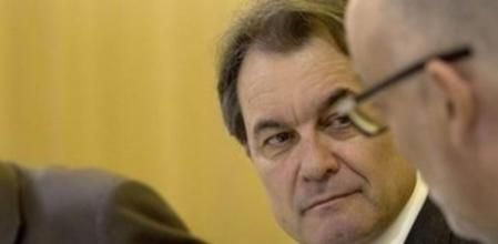 El presidente de la Generalitat y de CiU, Artur Mas (2d), durante la reunión de la ejecutiva de Convergencia, en una semana en la que el presidente Mas debe decidir si adelanta o no las elecciones tras sus tensas negociaciones con ERC y las entidades soberanistas.