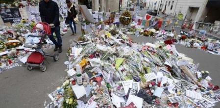 Flores para llenar un vacío. Franceses -y no franceses- seguían ayer dejando flores frente a la sede del semanario satírico 'Charlie Hebdo' en el centro de París, en homenaje a las diecisiete víctimas mortales de los tres yihadistas que sembraron de terror la capital de Francia durante tres días seguidos. Pero las flores no serán suficientes para evitar que la sociedad francesa se fracture