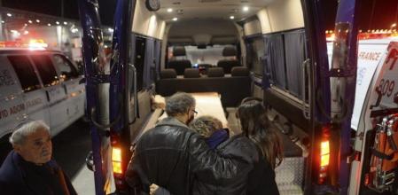 El ataúd de una de las cuatro víctimas del ataque a su llegada al aeropuerto de Ben Gurion.