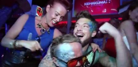 El programa gira entorno al grupo de pop Blue, quienes se trasladan hasta la isla para regentar un club en el que prometen habrá mucho 