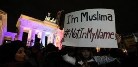 Una mujer que asiste a la marcha de Berlín muestra un cartel en el que se puede leer 