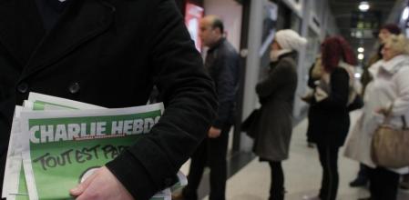 Colas en París para comprar el número de la revista 'Charlie Hebdo' después de los atentados.