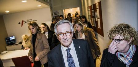 El alcalde Xavier Trias, acompañado por la decana del Col·legi de Periodistes de Catalunya, Neus Bonet, se dirige a pronunciar la conferencia anual, que este año ha celebrado su edición número 32