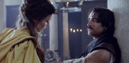 Natasha Yarovenko y Aitor Luna en una imagen del segundo episodio de 'Alatriste'.