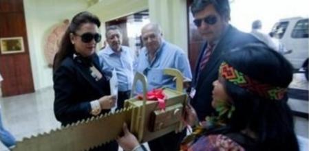 Actistas de Greenpeace y grupos indígenas intentaron el 2010 entregar el trofeo irónico Motosierra de oro a Kátia Abreu