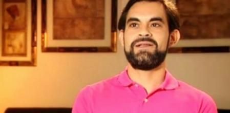 David tiene una madre peculiar, una tarotista, y él quisiera ser un ave en su presentación de 'QQCCMH'