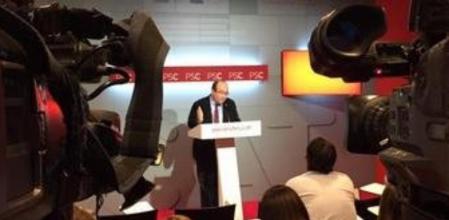 El líder del PSC, Miquel Iceta, en la rueda de prensa para valorar el pacto entre Mas y Junqueras para celebrar las elecciones el 27S