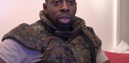 Amedy Coulibaly, con chaleco antibalas, en el vídeo en que reivindicaba el asesinato de una policía