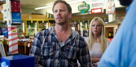Ian Ziering y Tara Reid, especialistas en tornados de tiburones en 'Sharknado'.