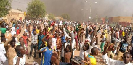Miles de manifestantes expresaron su enfado por la representación del profeta Mahoma en la última edición del semanario satírico francés 'Charlie Hebdo'