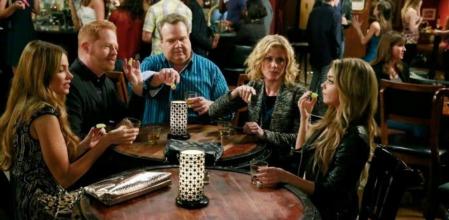 Los Dunphy y los Pritchett celebran el cumpleaños de Haley en 'Modern Family'.