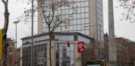 Tres edificios, una operación. A la izquierda, el edificio de Deutsche Bank, que fue adquirido por un fondo inversor a mediados del año pasado para convertirlo en hotel. Ahora alberga el bufete Cuatrecasas, que se trasladará en el 2016 al 22@. Arriba, el taller Masriera de la calle Bailèn, vacío desde el 2009, y que será un equipamiento