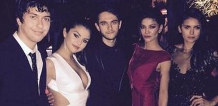 Selena Gómez posa junto a su actual pareja, el dj Zedd, y unos amigos