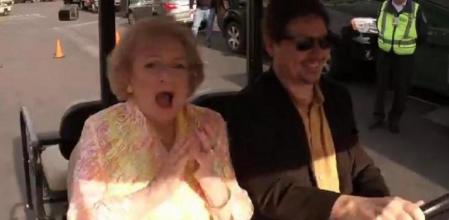 La actriz que encarnó a Rose en 'Las chicas de oro' fue sorprendida por decenas de personas vestidas al estilo hawaiano con motivo de su aniversario