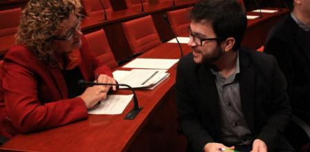 El diputado de ERC, Pere Aragonès, y la socialista Marina Geli, durante la Comisión de Asuntos Institucionales del departamento de Presidència